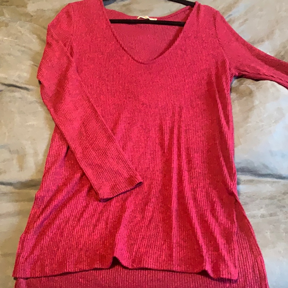 Cute long sleeve shirt- perfect for leggings.